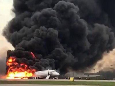 Горящий Sukhoi Superjet в Шереметьево, 5.5.19. Фото: znak.com